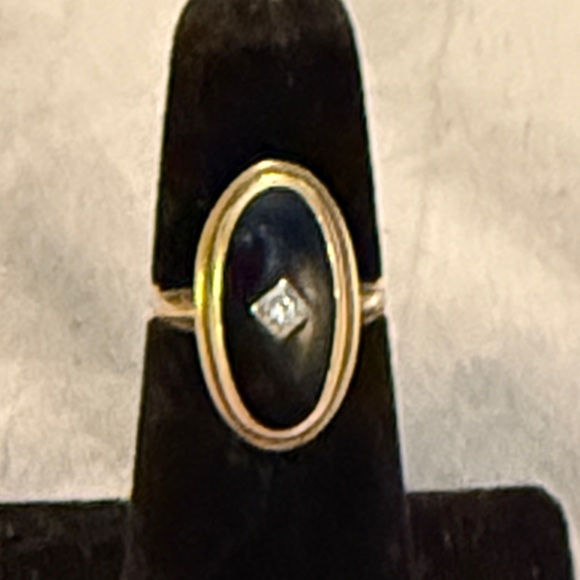 Elegant 10 karat gold and Onyx with diamond ring size 6 - Picture 1 of 3